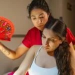 Doula acompaña con atención y respeto a mujer embarazada durante el trabajo de parto, creando un espacio seguro y cálido.