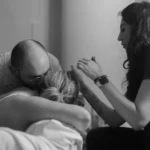 Acompañamiento emocional de doula a mujer en trabajo de parto, con apoyo de su pareja.