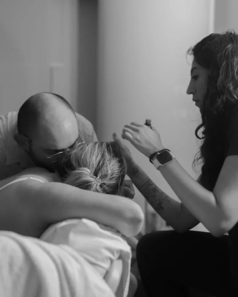 Acompañamiento emocional de doula a mujer en trabajo de parto, con apoyo de su pareja.