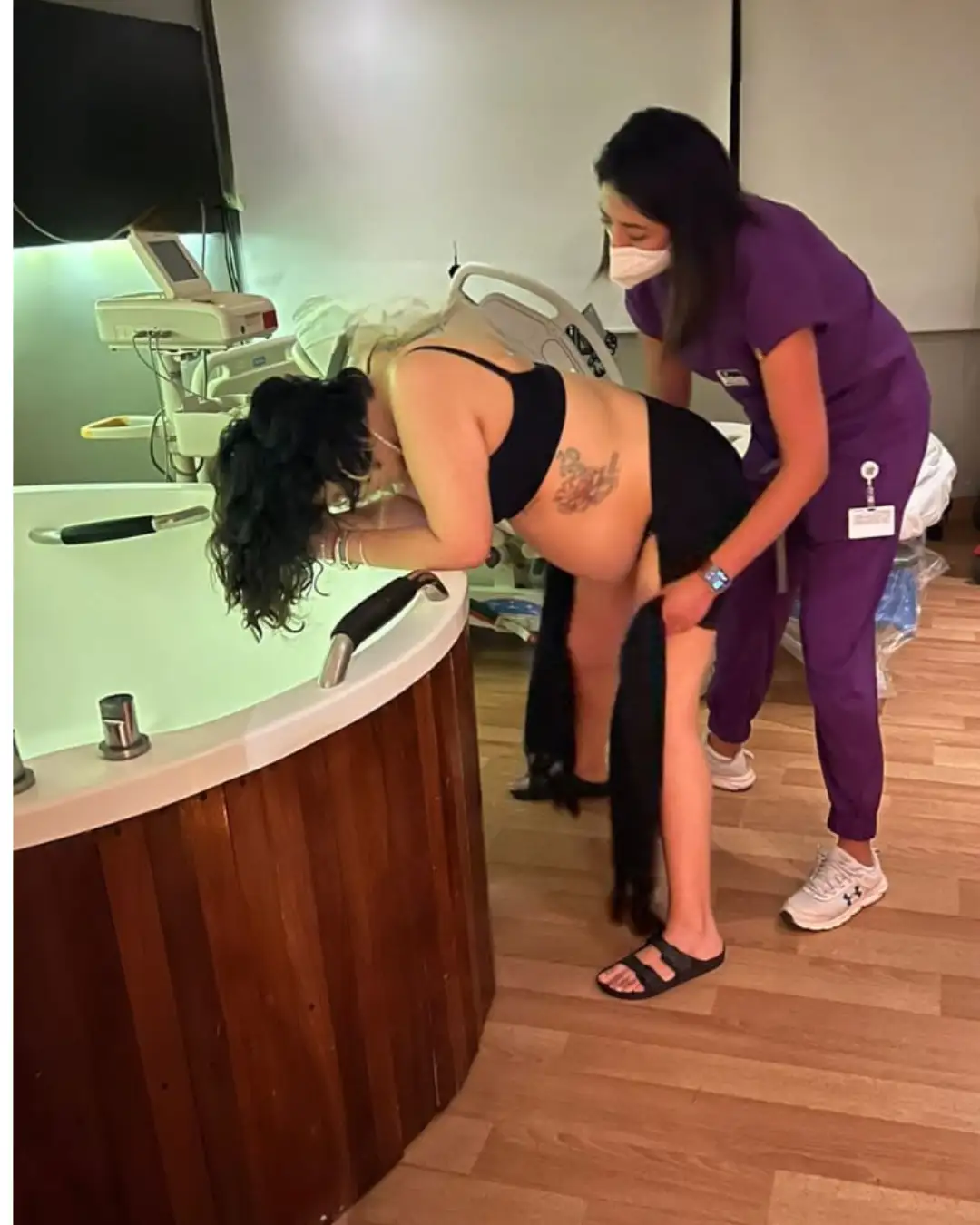 Doula en México acompañando a una mujer embarazada en trabajo de parto en un hospital