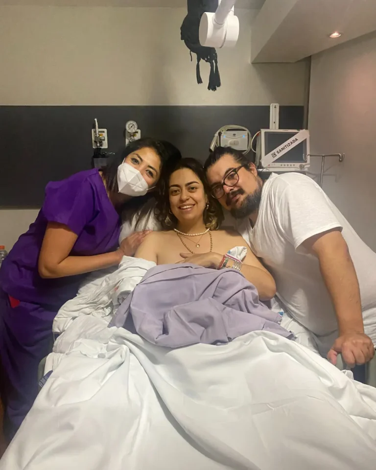 Testimonios de doula en México, mamá acompañada por Bea Doula junto a su pareja en hospital