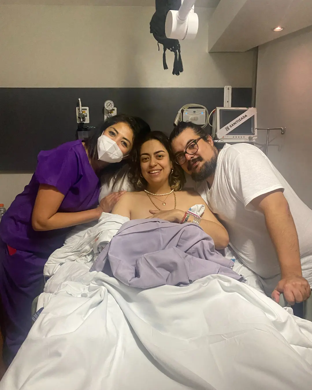 Testimonios de doula en México, mamá acompañada por Bea Doula junto a su pareja en hospital
