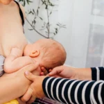 Doula apoyando a madre durante la lactancia en el postparto - en-que-ayuda-una-doula