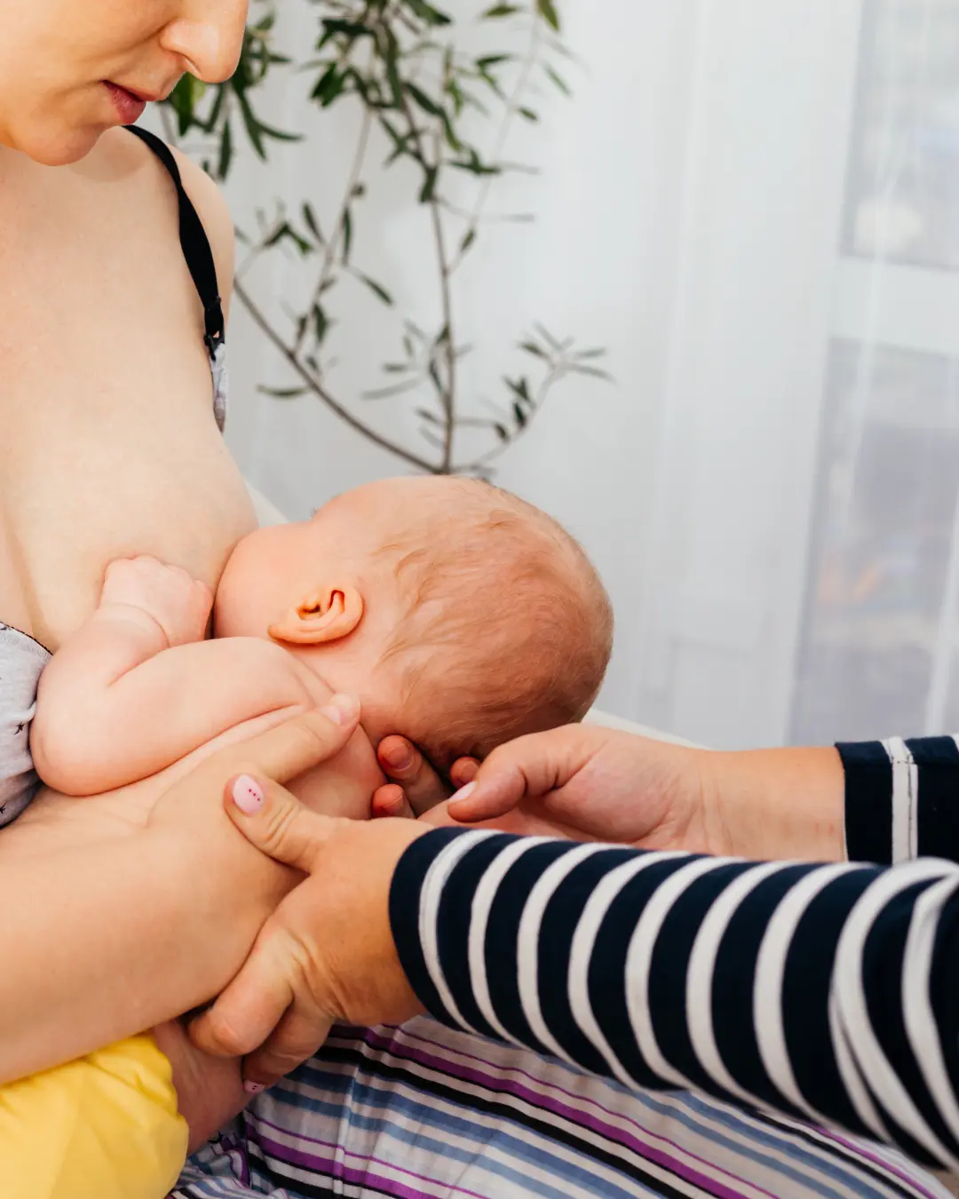 Doula apoyando a madre durante la lactancia en el postparto - en-que-ayuda-una-doula